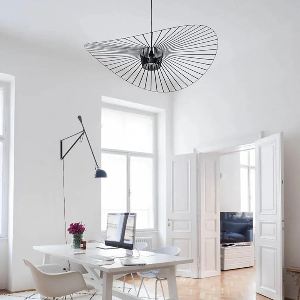 Minimalistische Hanglamp Met Open Draadframe En Hoedvormig Design