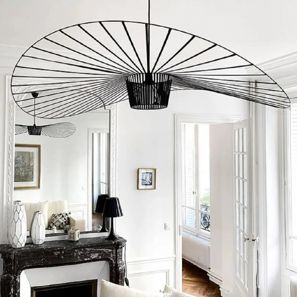 Minimalistische Hanglamp Met Open Draadframe En Hoedvormig Design