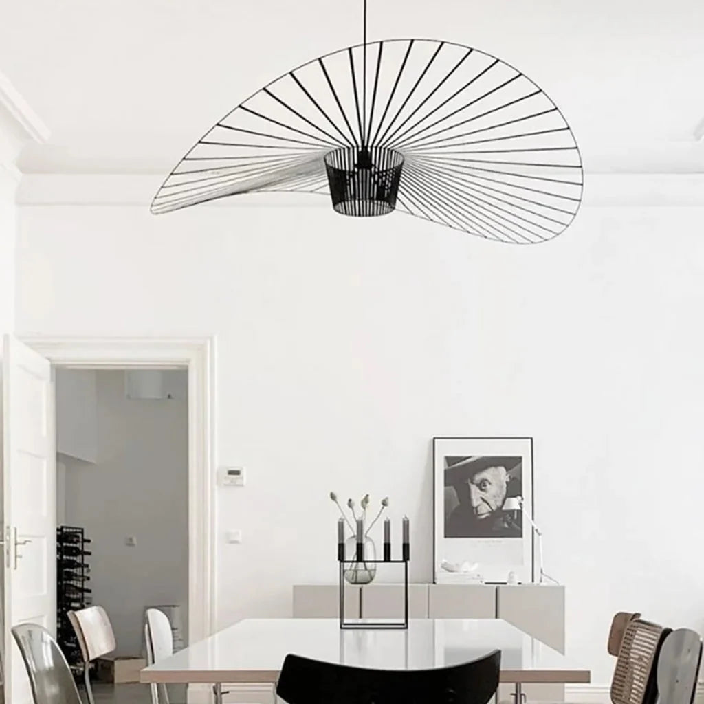 Minimalistische Hanglamp Met Open Draadframe En Hoedvormig Design