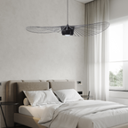 Minimalistische Hanglamp Met Open Draadframe En Hoedvormig Design