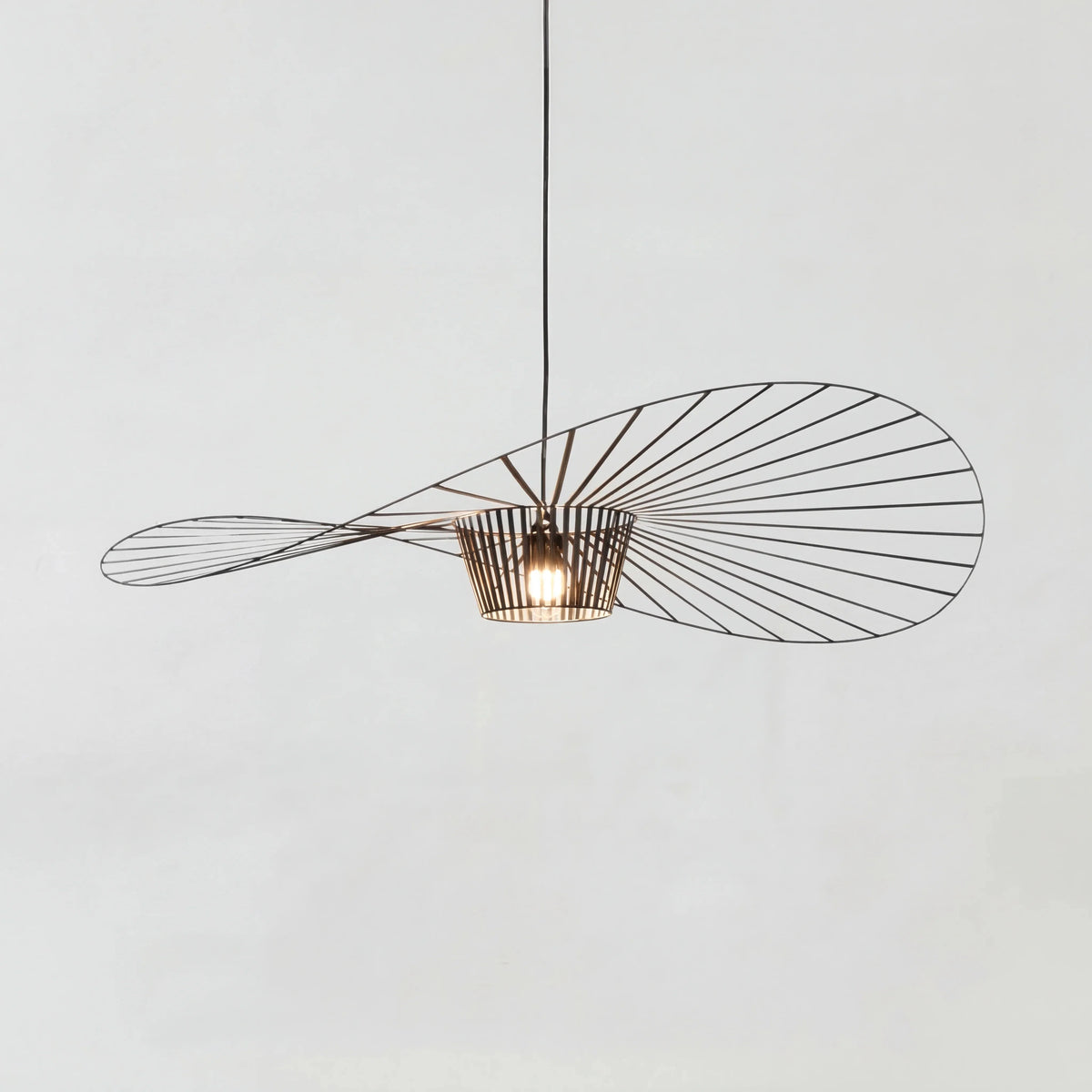 Minimalistische Hanglamp Met Open Draadframe En Hoedvormig Design