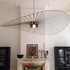 Minimalistische Hanglamp Met Open Draadframe En Hoedvormig Design