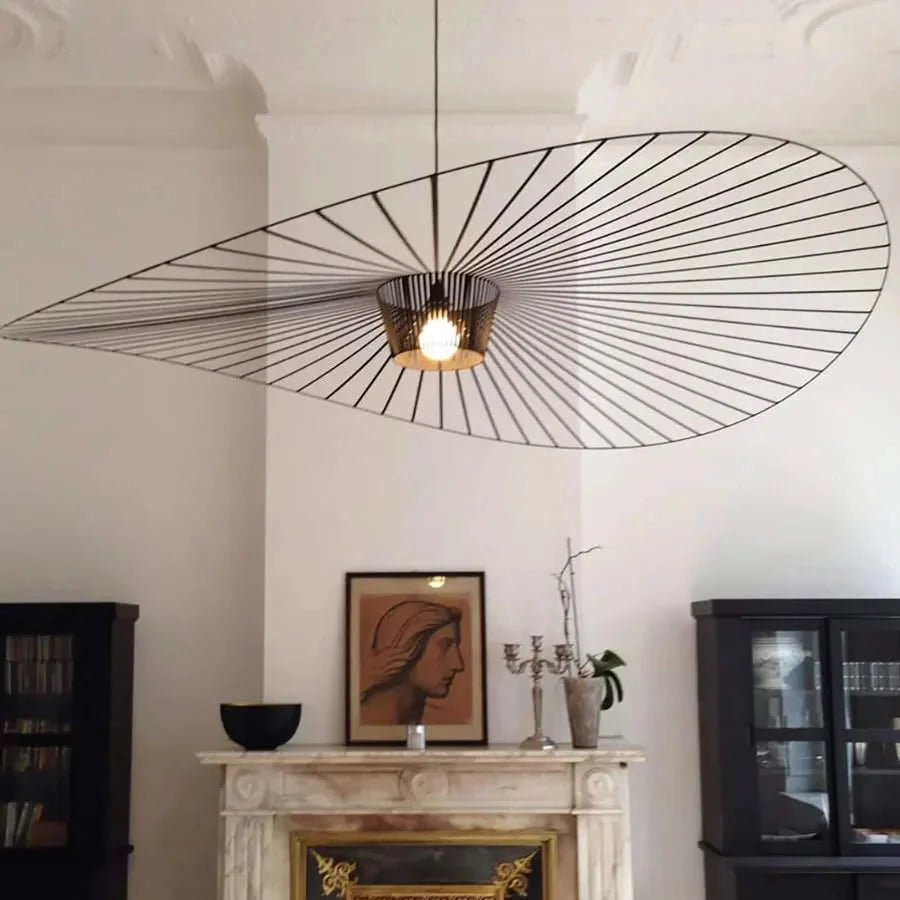 Minimalistische Hanglamp Met Open Draadframe En Hoedvormig Design