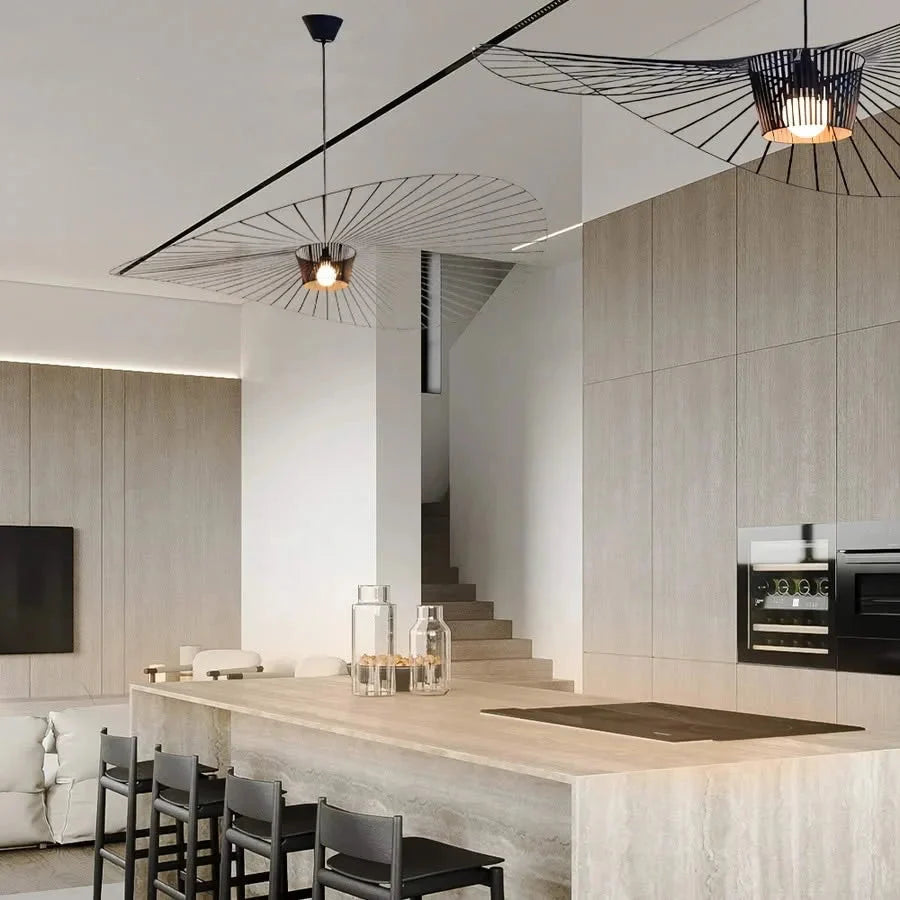 Minimalistische Hanglamp Met Open Draadframe En Hoedvormig Design