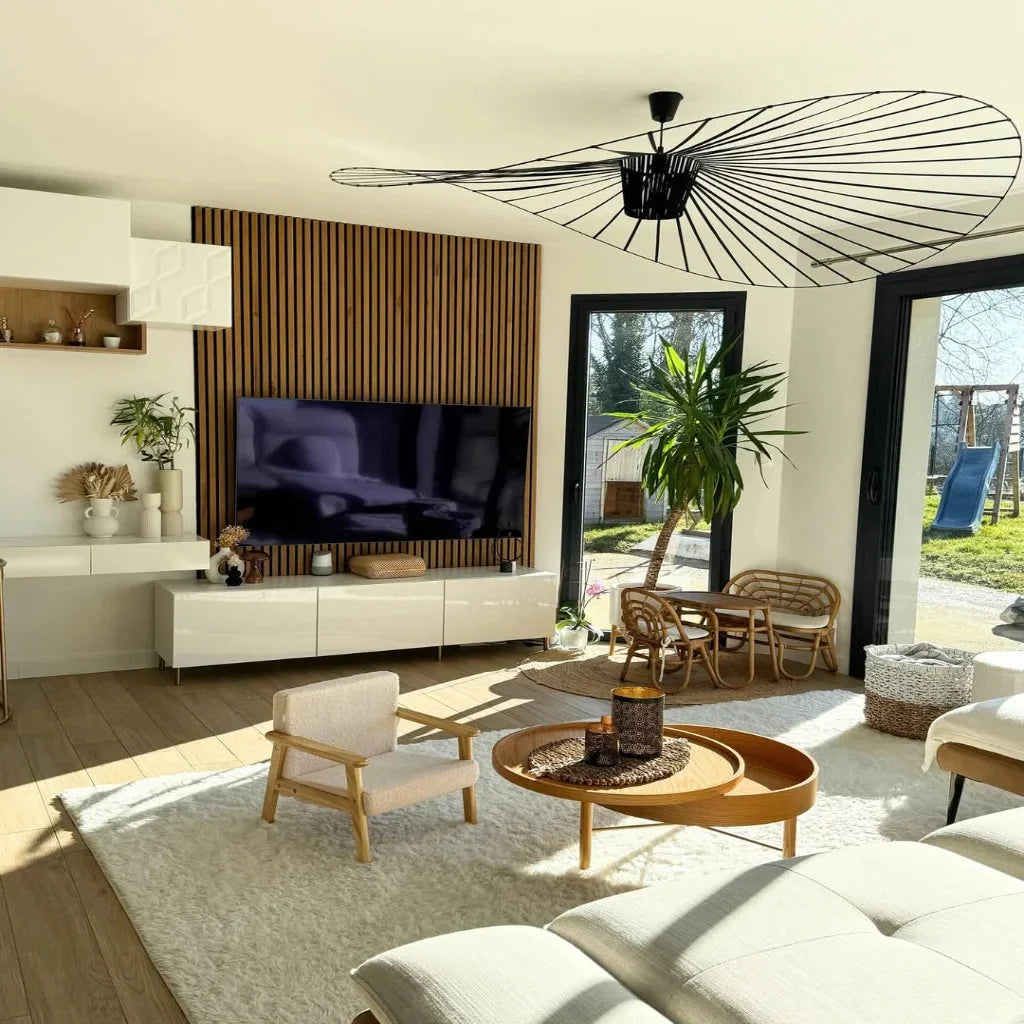 Minimalistische Hanglamp Met Open Draadframe En Hoedvormig Design
