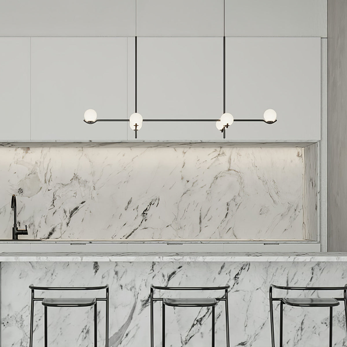 Moderne Hanglamp Met Glazen Bollen En Asymmetrisch Frame Voor Sfeervolle Verlichting