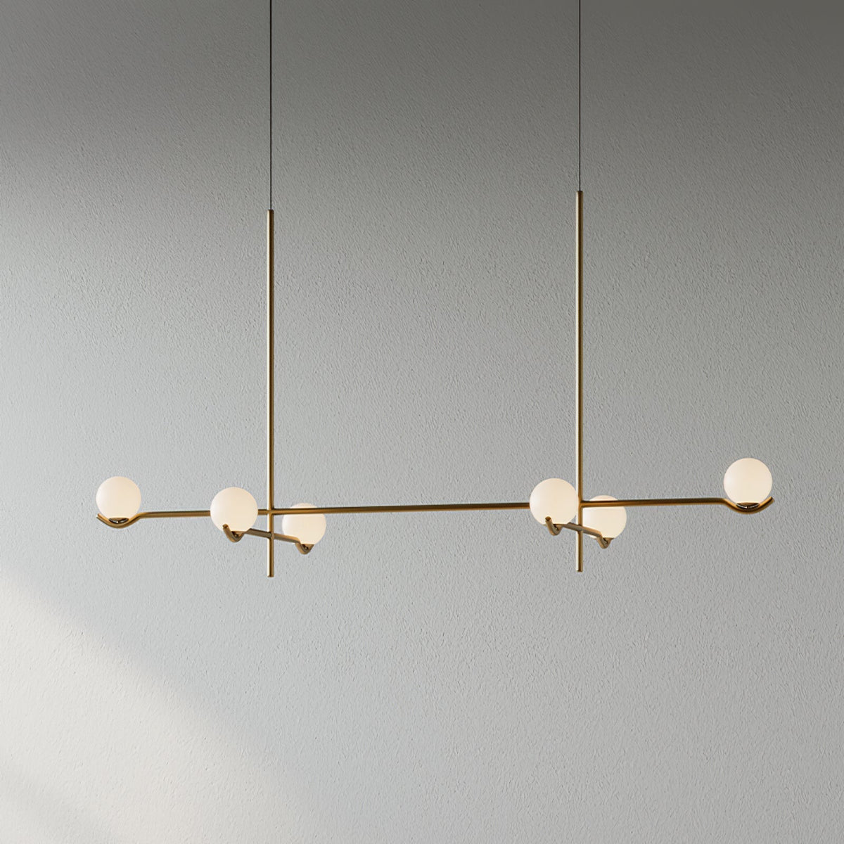 Moderne Hanglamp Met Glazen Bollen En Asymmetrisch Frame Voor Sfeervolle Verlichting