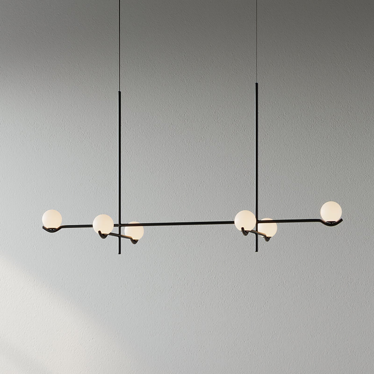 Moderne Hanglamp Met Glazen Bollen En Asymmetrisch Frame Voor Sfeervolle Verlichting