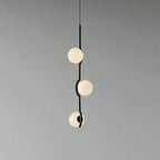 Moderne Hanglamp Met Glazen Bollen En Asymmetrisch Frame Voor Sfeervolle Verlichting
