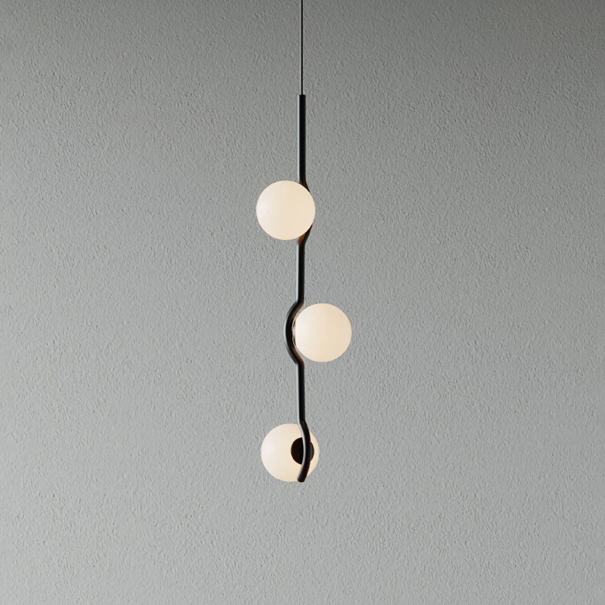 Moderne Hanglamp Met Glazen Bollen En Asymmetrisch Frame Voor Sfeervolle Verlichting