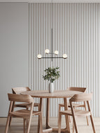Moderne Hanglamp Met Glazen Bollen En Asymmetrisch Frame Voor Sfeervolle Verlichting