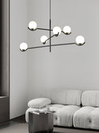 Moderne Hanglamp Met Glazen Bollen En Asymmetrisch Frame Voor Sfeervolle Verlichting