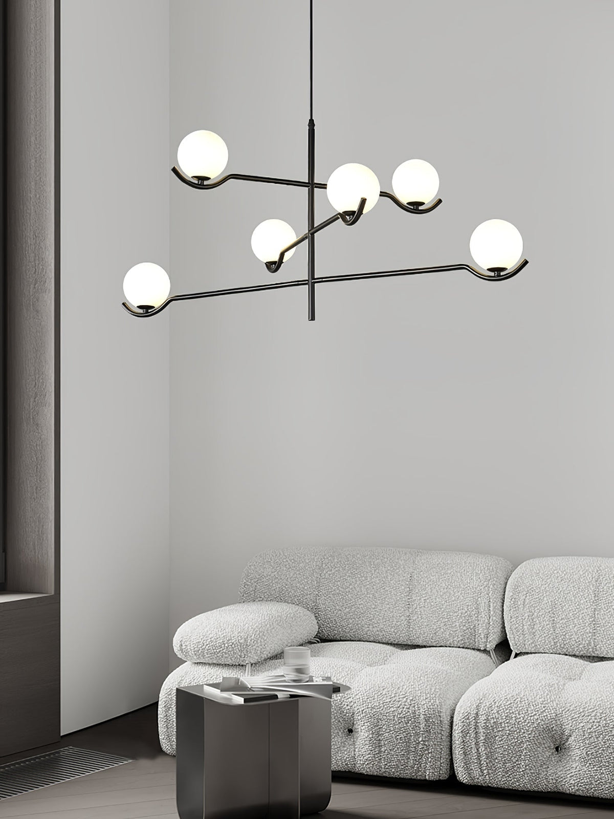 Moderne Hanglamp Met Glazen Bollen En Asymmetrisch Frame Voor Sfeervolle Verlichting