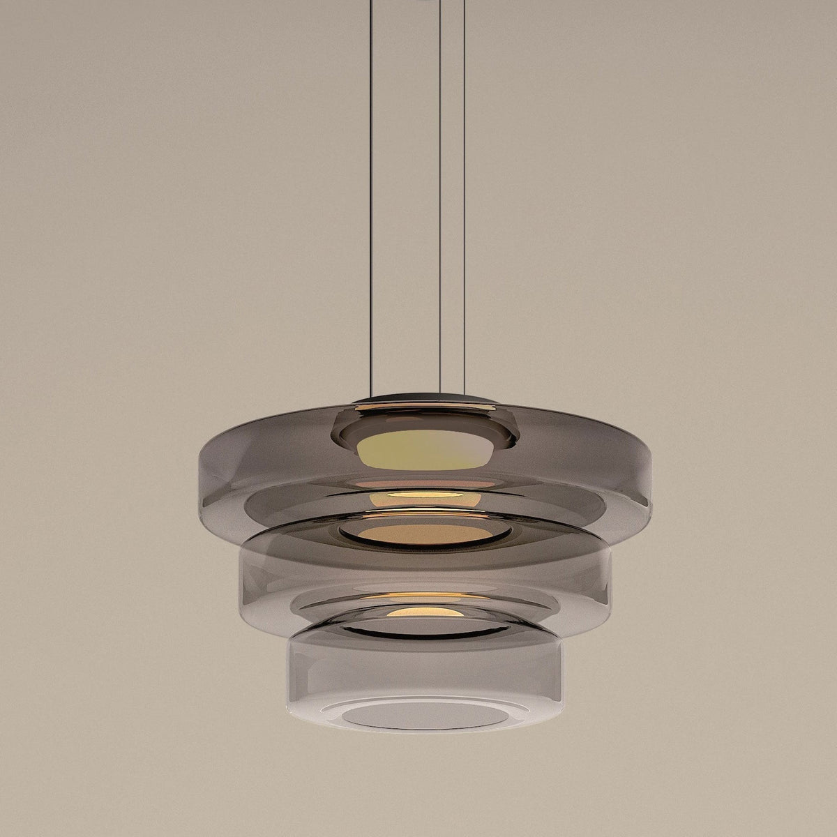 Moderne Hanglamp Met Gelaagde Glazen Kap Voor Warme Sfeerverlichting
