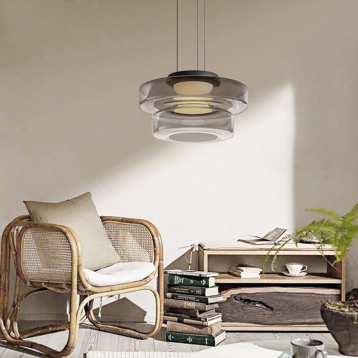 Moderne Hanglamp Met Gelaagde Glazen Kap Voor Warme Sfeerverlichting