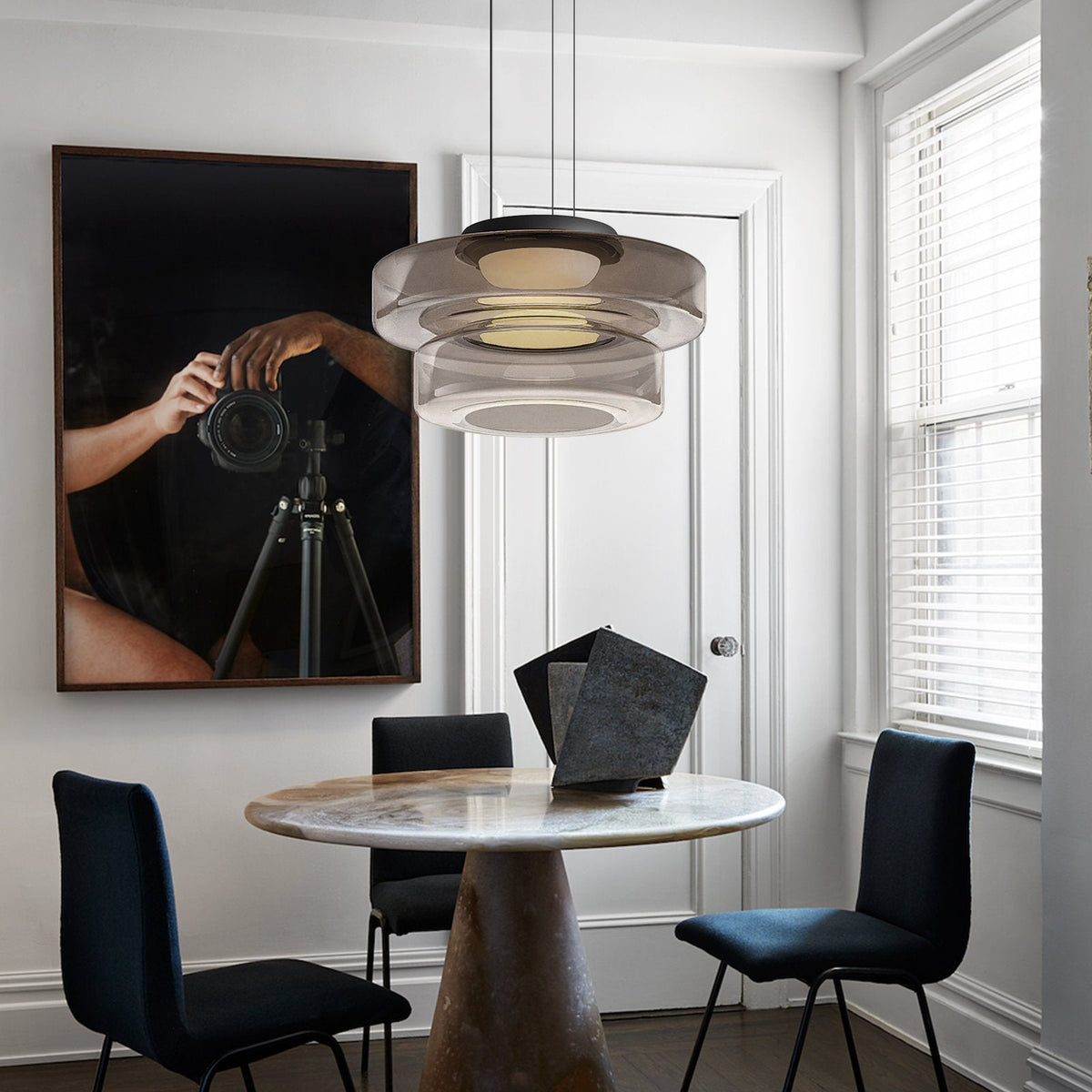Moderne Hanglamp Met Gelaagde Glazen Kap Voor Warme Sfeerverlichting