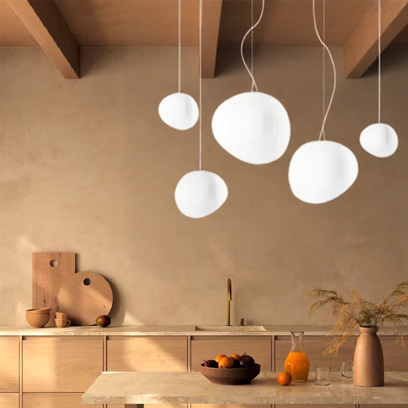 Scandinavische Hanglamp Met Organische Vorm En Melkglas Kap