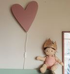 Hartvormige Houten Wandlamp voor Zachte Verlichting in Kinderkamers