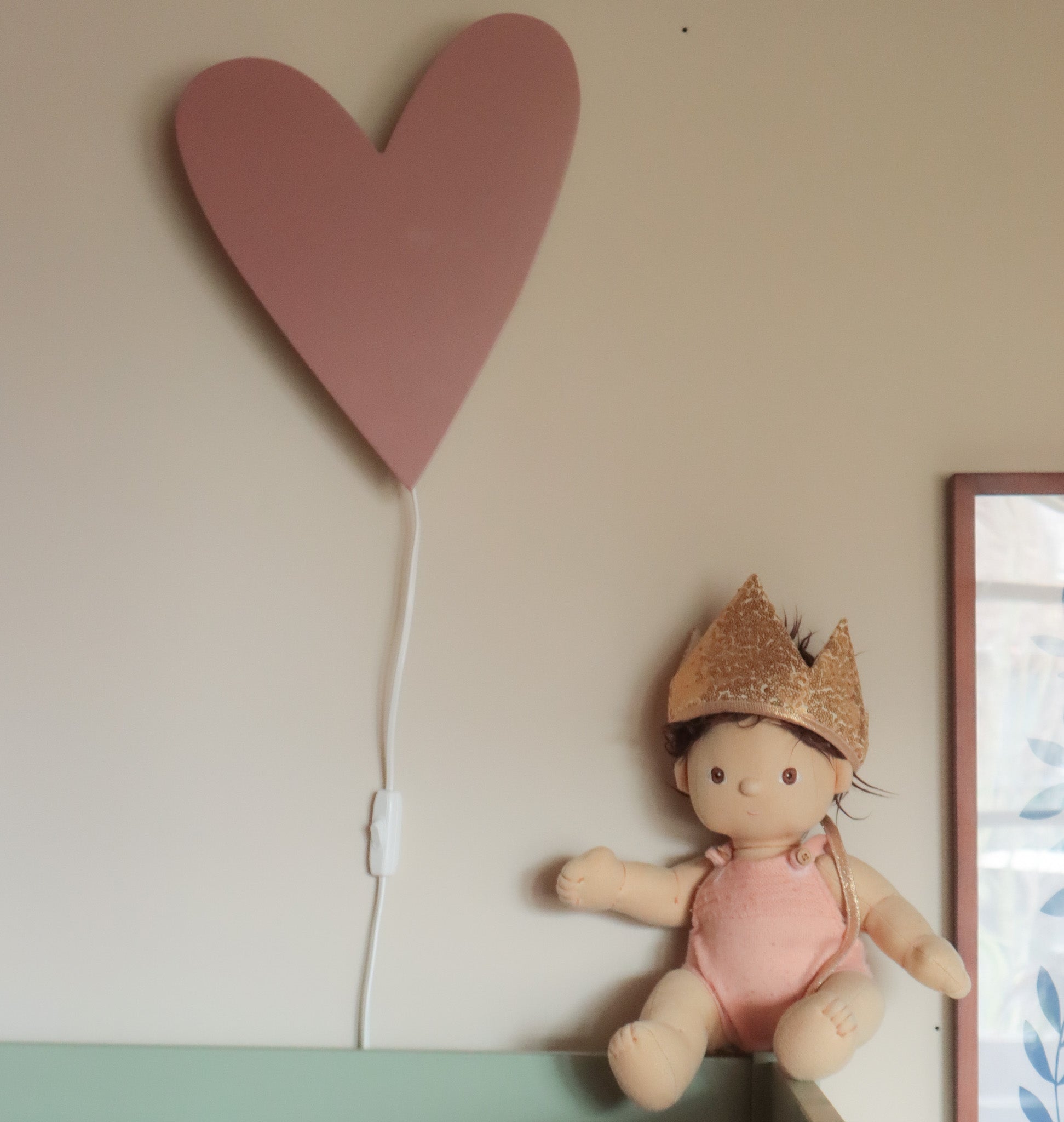 Hartvormige Houten Wandlamp voor Zachte Verlichting in Kinderkamers