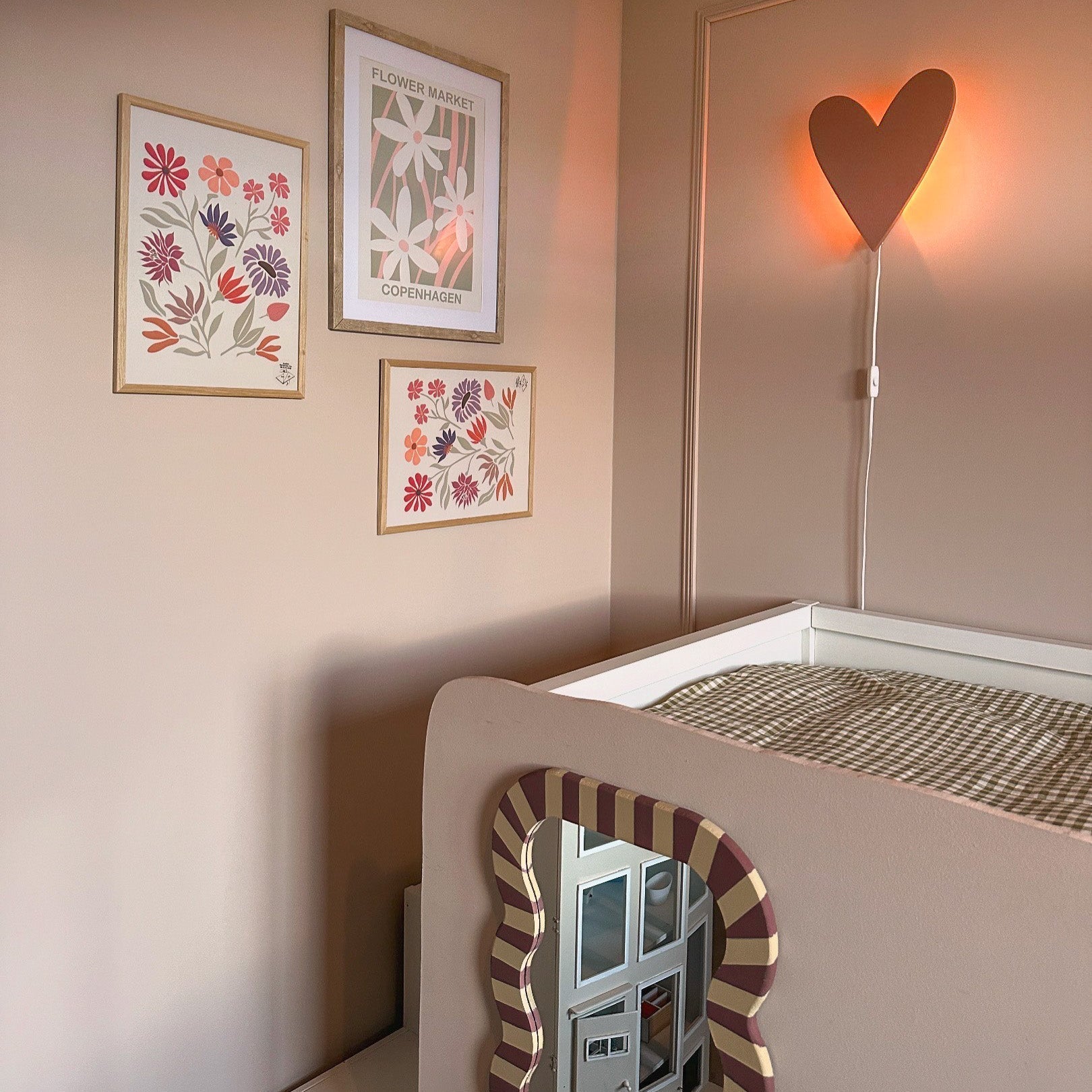 Hartvormige Houten Wandlamp voor Zachte Verlichting in Kinderkamers