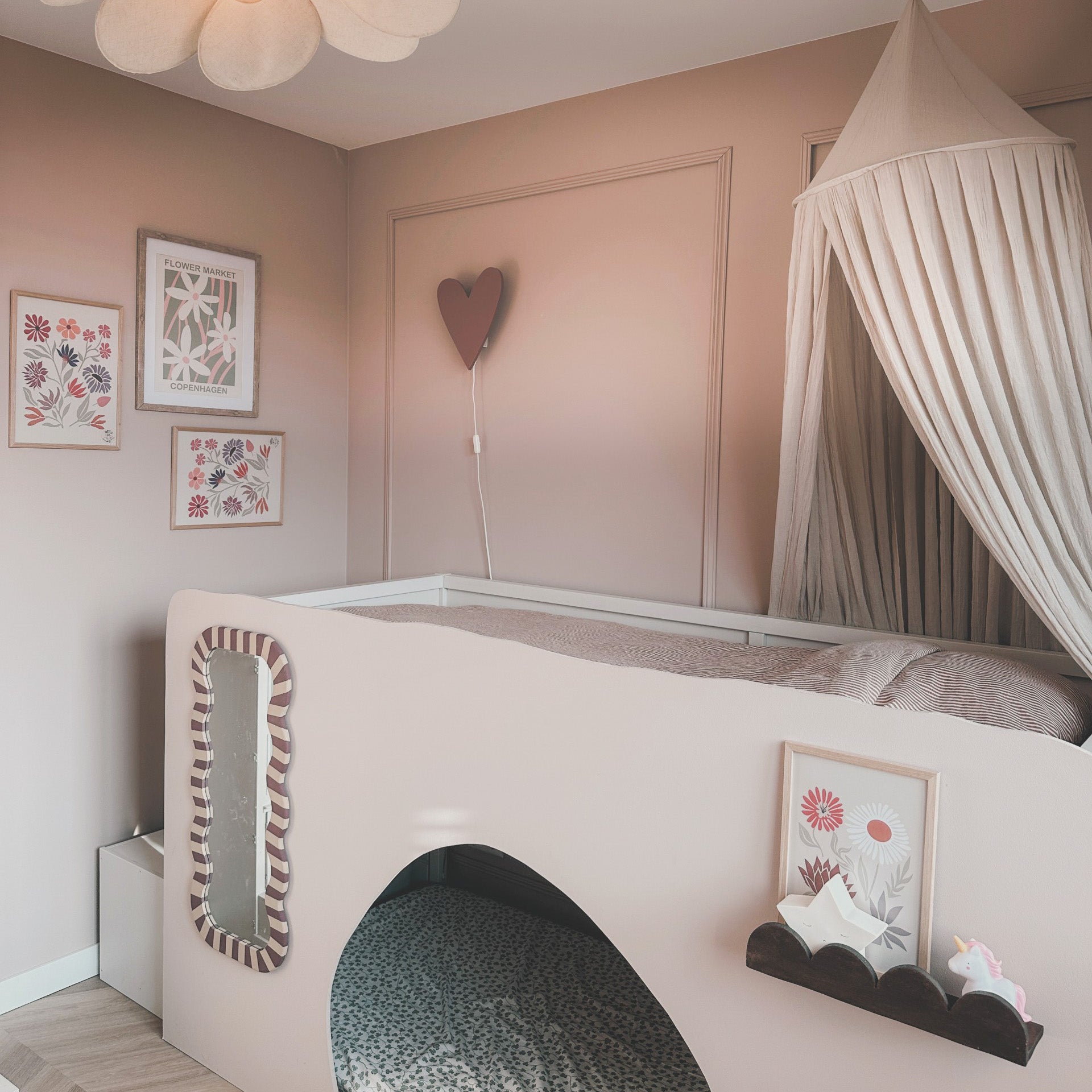 Hartvormige Houten Wandlamp voor Zachte Verlichting in Kinderkamers