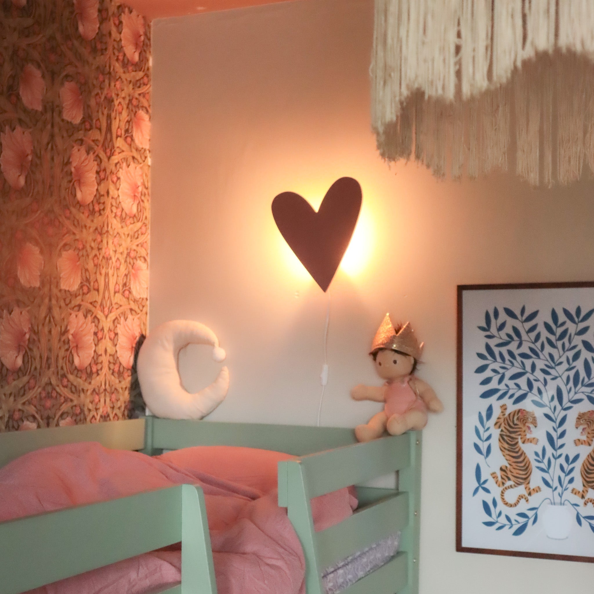 Hartvormige Houten Wandlamp voor Zachte Verlichting in Kinderkamers