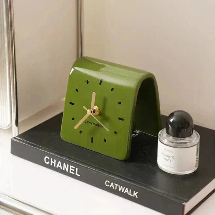 Bureauklok van Keramiek met Gebogen Vorm en Analoge Tijdweergave