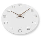 Wandklok met Wit Houtaccent en Stil Digitaal‑Analoog Mechanisme