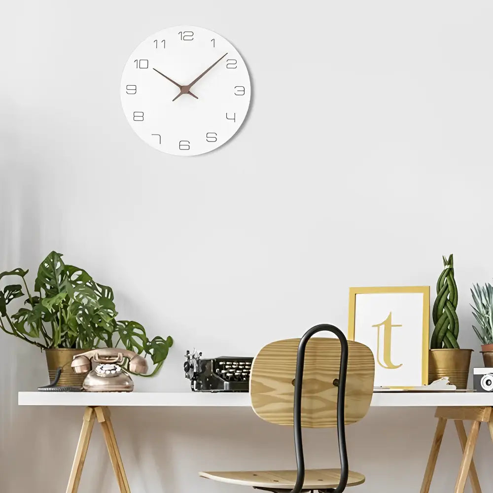 Wandklok met Wit Houtaccent en Stil Digitaal‑Analoog Mechanisme