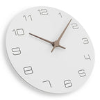 Wandklok met Wit Houtaccent en Stil Digitaal‑Analoog Mechanisme