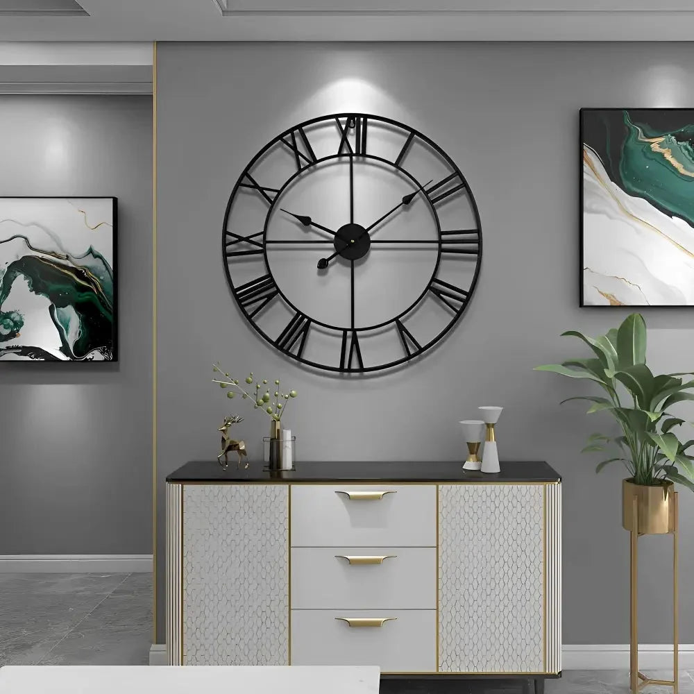 Wandklok met Romeinse Cijfers en Modern Metaalontwerp