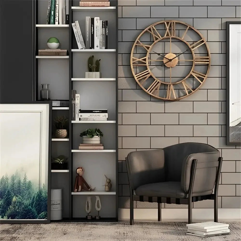 Wandklok met Romeinse Cijfers en Modern Metaalontwerp