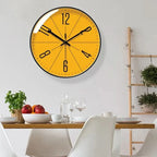 Stille Scandinavische Wandklok met Minimalistische Constructie voor Binnenruimtes