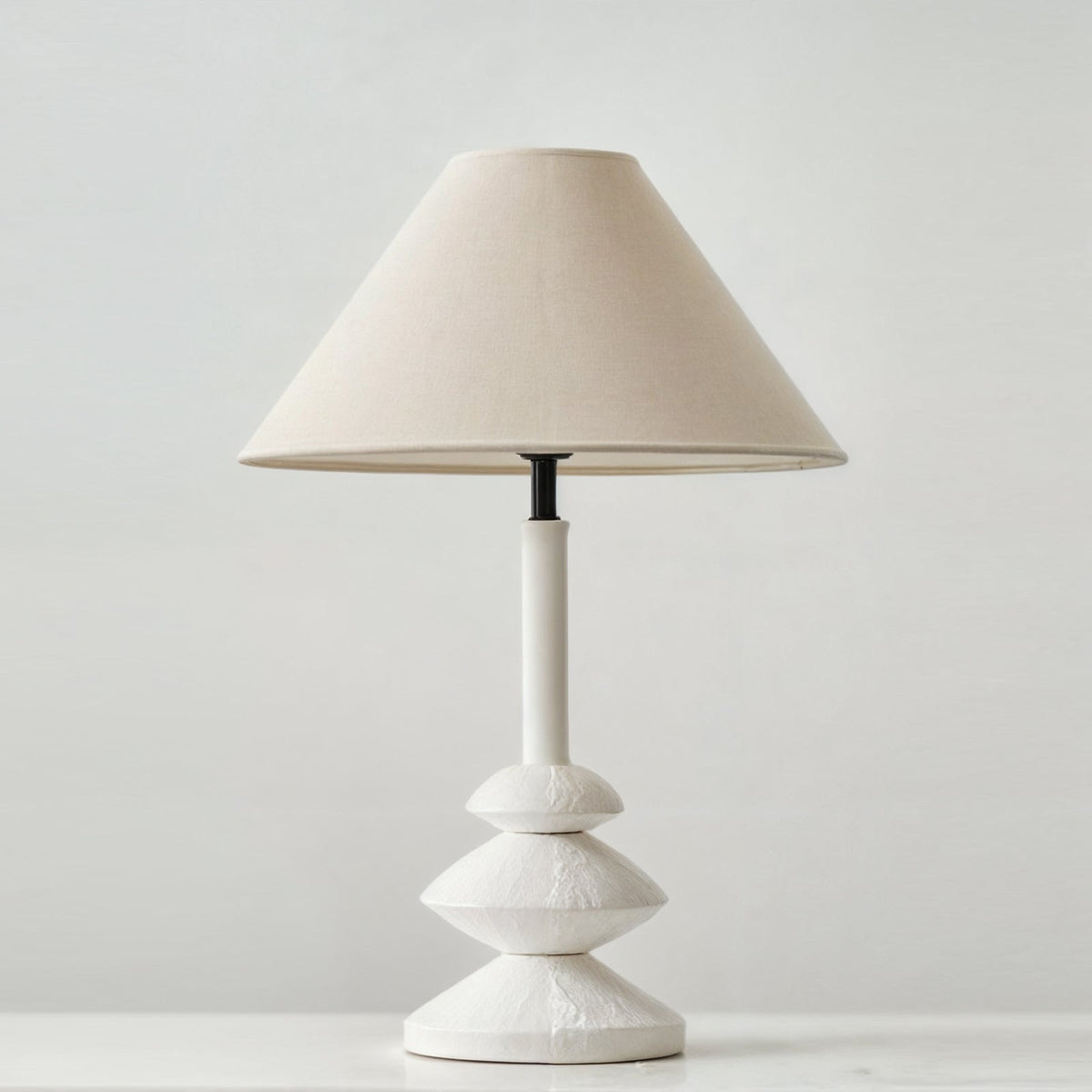 Minimalistische Tafellamp Met Warme Lichtuitstraling En Tijdloos Design
