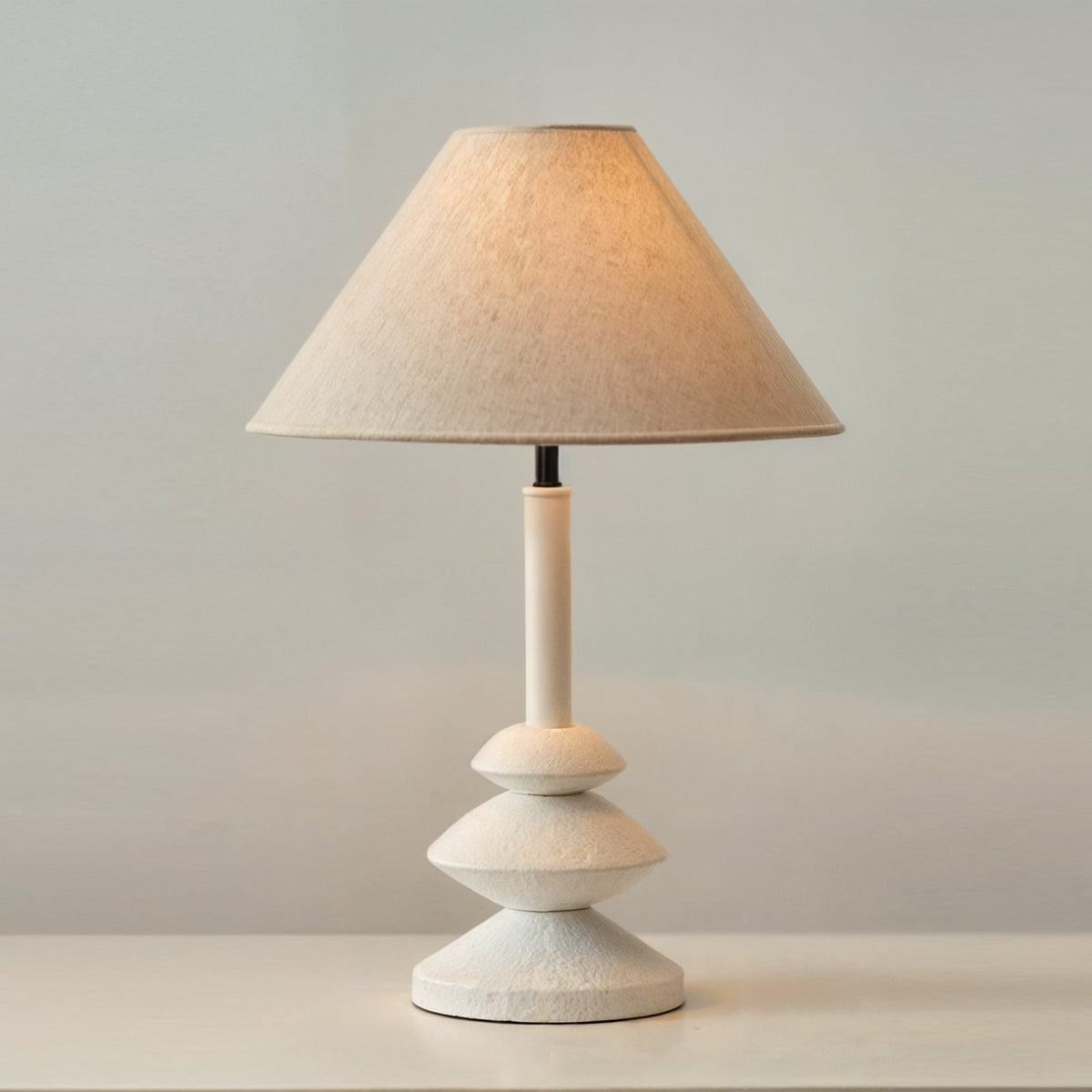 Minimalistische Tafellamp Met Warme Lichtuitstraling En Tijdloos Design