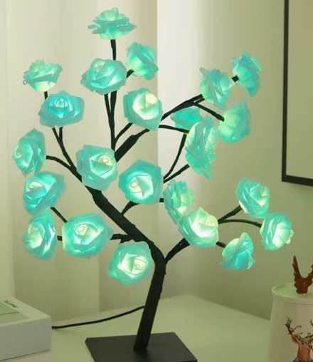 Decoratieve Lilietaklamp met Sculpturale Stam en Warm LED‑Lichtaccent