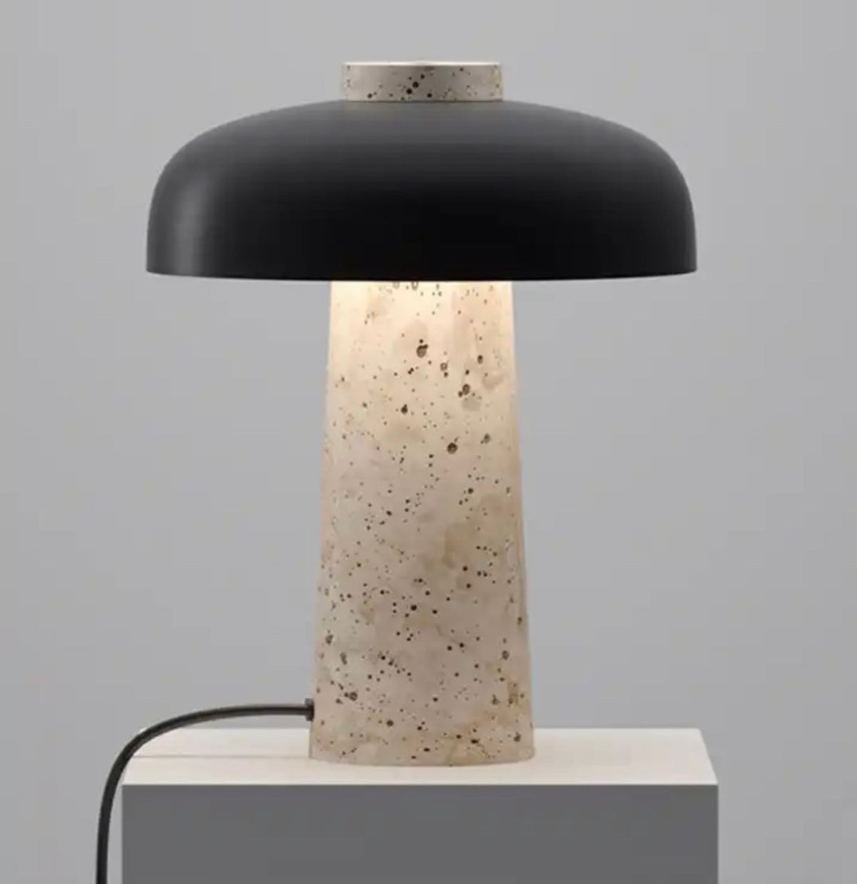 Minimalistische Tafellamp Met Natuurlijke Stenen Voet En Zacht LED-Licht