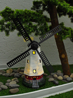 Solar‑Windmolen met Warm Licht en Draaiende Vluchtbladen