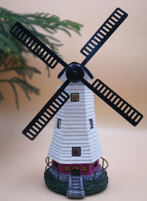 Solar‑Windmolen met Warm Licht en Draaiende Vluchtbladen