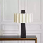 Minimalistische Tafellamp Met Monochroom Design En Sfeervolle Verlichting