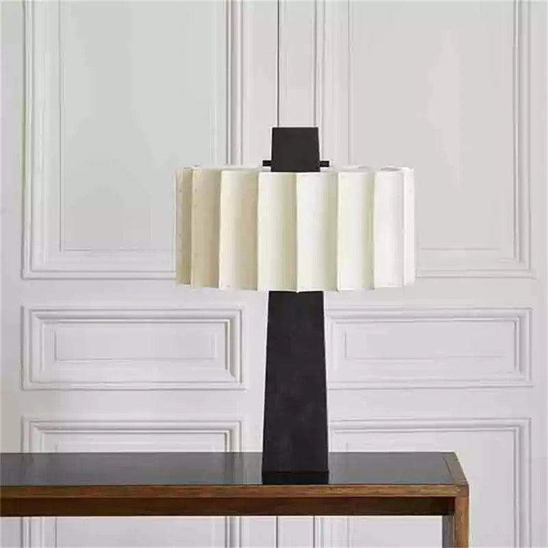 Minimalistische Tafellamp Met Monochroom Design En Sfeervolle Verlichting