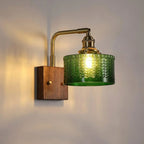 Wandlamp Met Artistieke Glaskap En Houten Basis Voor Rustige Sfeerverlichting