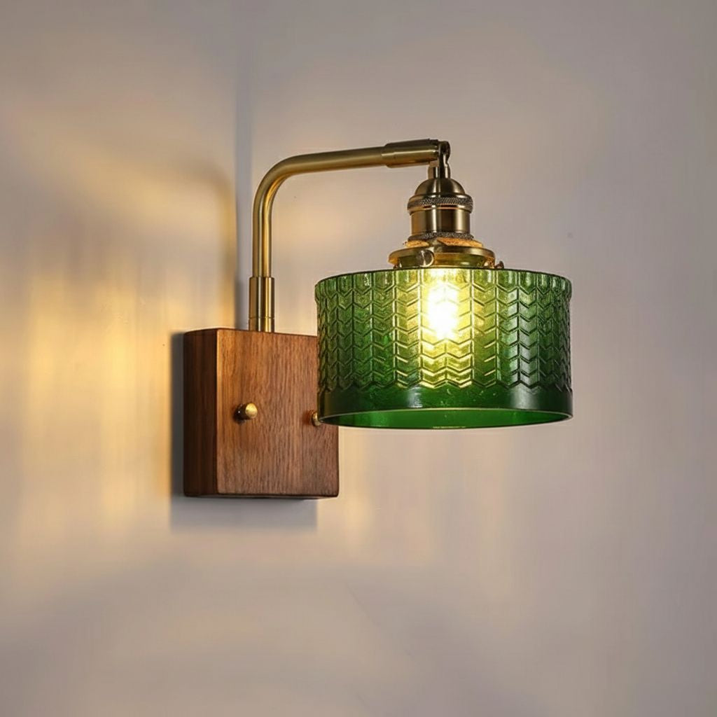 Wandlamp Met Artistieke Glaskap En Houten Basis Voor Rustige Sfeerverlichting