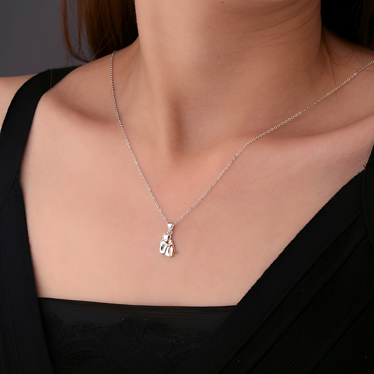 Hangerketting met omhelzende mens en hond voor dagelijks gebruik