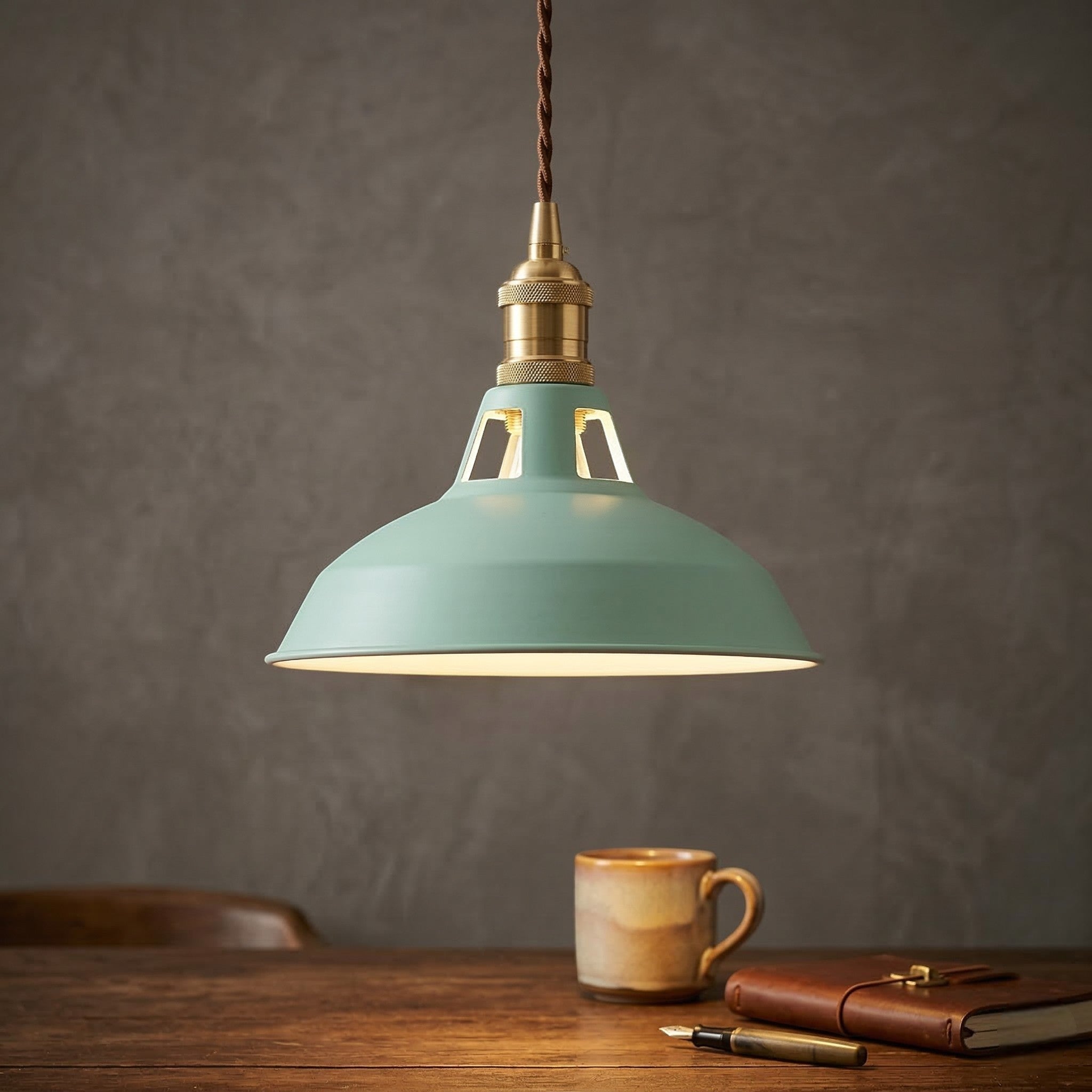 Industriële Plafondlamp Met Koepelontwerp En Kleurrijke Afwerking