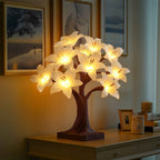Decoratieve Lilietaklamp met Sculpturale Stam en Warm LED‑Lichtaccent