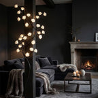 Wandsculptuur met Alabaster Bloesems en Warm Licht voor Poëtische Ruimteaccenten