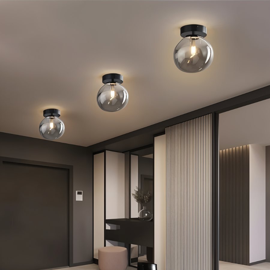 Plafondlamp Met Glazen Kap En Strakke Montage Voor Moderne Ruimtes