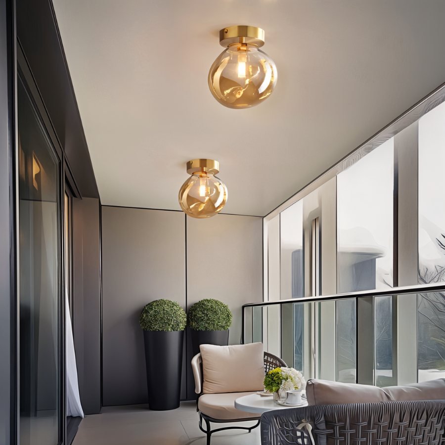 Plafondlamp Met Glazen Kap En Strakke Montage Voor Moderne Ruimtes