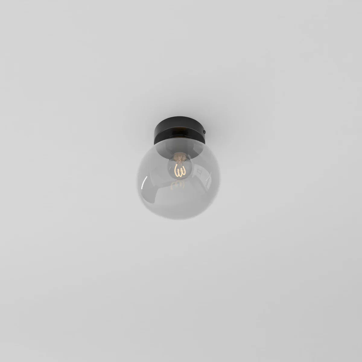 Plafondlamp Met Glazen Kap En Strakke Montage Voor Moderne Ruimtes